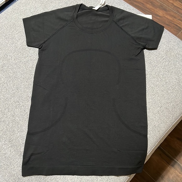 Lululemon Swiftly Tech Short Sleeve 2.0 - Picture 2 of 5